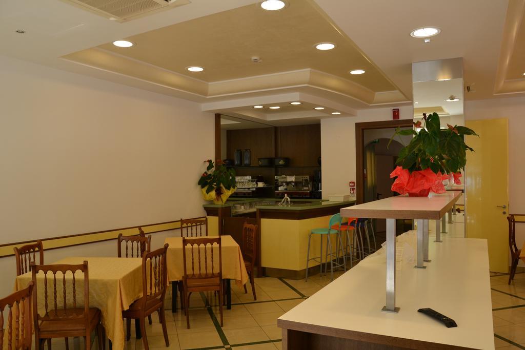 Hotel Ariston Misano Adriatico Esterno foto